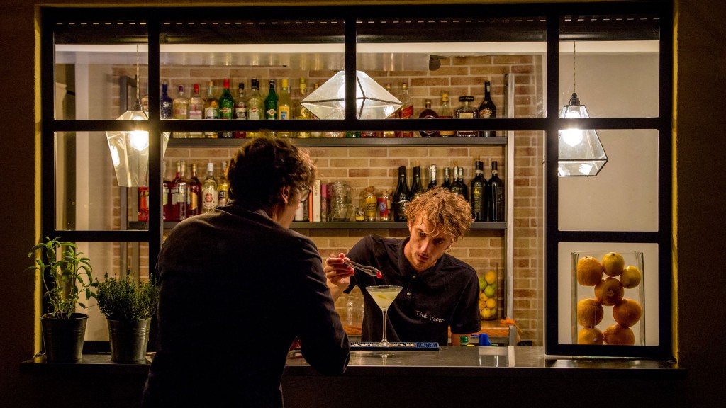 hotel-colosseum-rome-barman